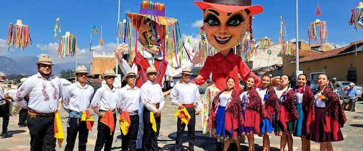 Azuay activa el "Carnaval Bakansote": Una agenda de 120 eventos para celebrar la cultura y el sabor
